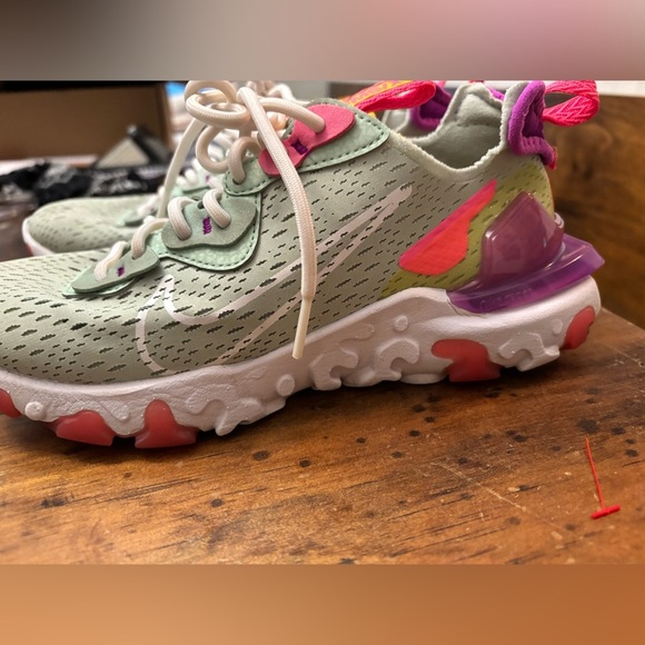 Women's Nike React Vision Size 6 Pistachio/Frost White - Picture 2 of 8